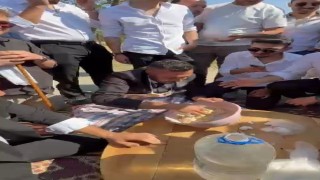 Düğün konvoyunda damada hamur yoğurttular