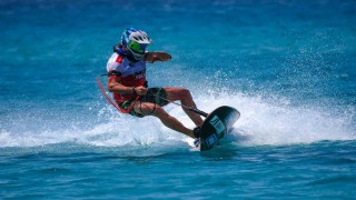 Dünya Motosurf Şampiyonası Çeşmede renkli görüntülerle start aldı
