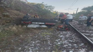 Dursunbeyde otomobil şarampolden tren yoluna uçtu