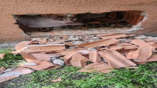 Duvarın içinde mahur kalan kedi itfaiye ekipleri tarafından kurtarıldı