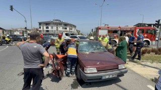 Düzcede otomobiller çarpıştı, yolcu araçta sıkıştı: 3 yaralı