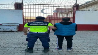 Düzensiz göçmenlerin arasına gizlenen şahıs suç makinesi çıktı