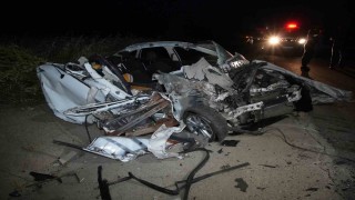 Edirnede kaza: Tıra çarptıktan sonra hurdaya dönen otomobilin sürücüsü ağır yaralandı