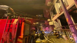Edremitte 3 katlı binada çıkan yangına itfaiye müdahale etti