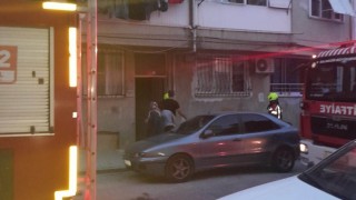 Edremitte apartman girişinde motosiklet yangını paniği