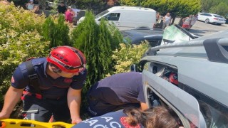 Edremitte park halindeki araca çarptı, çukura düştü: 1 yaralı