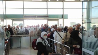 Elazığ hacıları yurda döndü: Müftülükten çiçeklerle karşılama