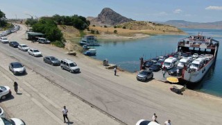 Elazığ-Pertek feribotlarında bayram yoğunluğu: Kilometrelerce kuyruk oluştu
