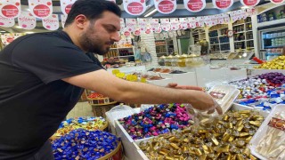 Elazığda bayram öncesi şekerler tezgahlardaki yerini aldı