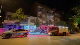 Elazığda bina yangını: 2 kişi dumandan etkilendi