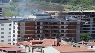 Elazığda inşaattaki çatı yangını söndürüldü