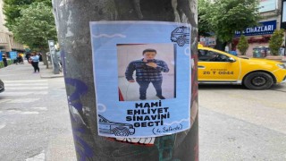 Elektrik direklerine asılan Ehliyet sınavını geçti broşürü ilgi çekti