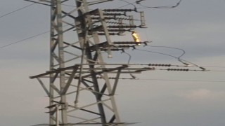 Elektrik hattında çıkan yangın korkuttu
