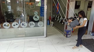 Elektrikçi dükkanına kadın eli değdi: Hem araba tamir ediyor hem de bebek büyütüyor
