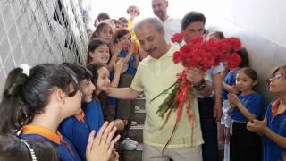 Emekli olan 45 yıllık öğretmene okulda uğurlama töreni
