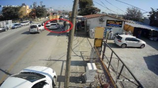 Emniyet şeridi ihlaliyle gelen kazayı yaya kıl payı atlattı