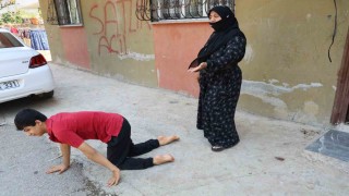 Enesin tekerlekli sandalyesi çalındı şimdi emekleyerek geziyor