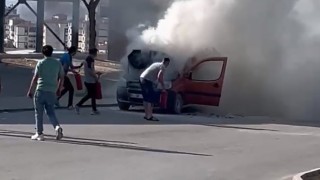 Ereğlide seyir halinde hafif ticari araç alev alarak yandı