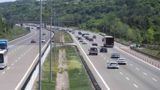 Erkenden yola çıkan tatilciler Bolu geçişinde akıcı yoğunluk oluşturuyor