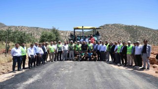 Eruhtaki grup köy yolu sıcak asfaltla buluşuyor
