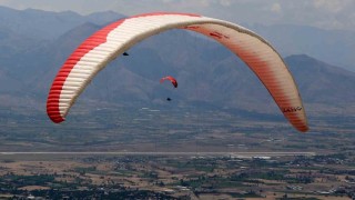 Erzincan semalarında unutulmaz evlilik teklifi: Paraşütle sürpriz!