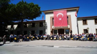 Erzincanda 24 engelliye akülü sandalye hediye edildi