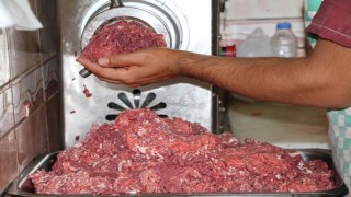 Erzincanda kasapların kıyma mesaisi