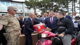 Erzincanda kasksız motosiklet sürücülerine ücretsiz kask dağıtıldı