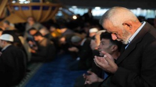 Erzincanda vatandaşlar bayram namazı için camilere akın etti