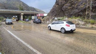 Erzurum-Artvin karayolunda heyelan: Ulaşım tek şeritten sağlanıyor