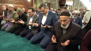 Erzurumda protokol vatandaşlarla bayramlaştı