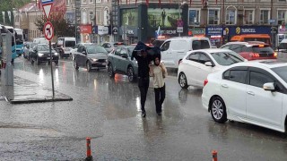 Erzurumda sağanak hayatı felç etti