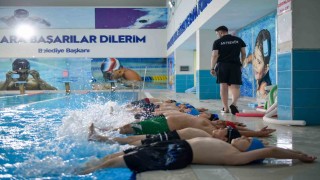 Esenyurt Belediyesinden çocuk ve gençlere yüzme fırsatı