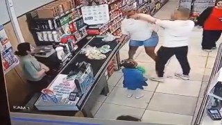 Esenyurtta bir adam, kasa sırasında tartıştığı kadına saldırdı; o anlar kamerada