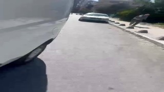 Esenyurtta kendisine yol vermeyen aracı taşladı