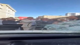 Esenyurtta yolu kapatan düğün konvoyuna tepki gösterince, taş ve yumrukların hedefi oldu