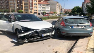 Eskişehirde 3 araca çarparak durabilen cipin sürücüsü yaralandı