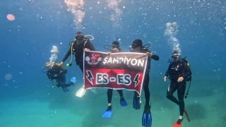 Eskişehirsporun şampiyonluğunu denizin 26 metre altında kutladılar