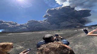 Etna Yanardağında turistlerin olduğu sırada patlama yaşandı
