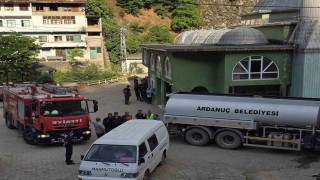 Evde çıkan yangına kovalarla taşıdıkları suyla müdahale ettiler