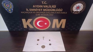 Evde saklanan tarihi paralar ve broş ele geçirildi