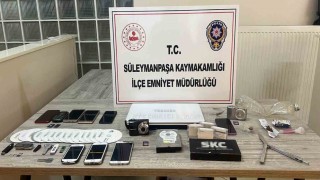 Eve davet ettikleri kişilerin uygunsuz görüntülerini çeken 4 kişi tutuklandı