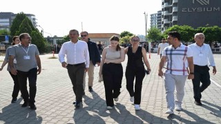 Ferdi Zeyrekin kızı Nehir, TYTye CHP Lideri Özgür Özel ve annesiyle geldi