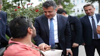 Filistin için çorap satan engelli vatandaş ile Başkan Doğan arasında yürek ısıtan diyalog