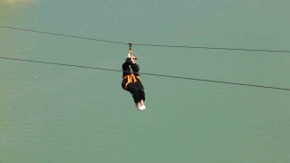 Fırat Nehrinin muhteşem manzarası eşliğinde yapılan zipline ve tekne turu turistlerin vazgeçilmezi