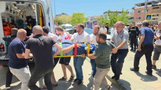 Fren yerine gaza basınca kaldırımdaki yayalara çarptı