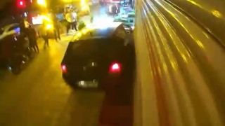 Freni boşalan otomobil iş yerine çarptı: O anlar kamerada