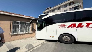 Freni boşalan yolcu otobüsü kayarak gecekonduya çarptı