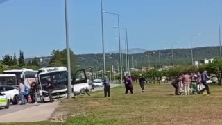 Freni patlayan minibüs önündeki araca ve aydınlatma direğine çarptı: 4 yaralı