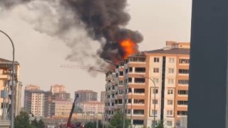 Gaziantepte 7 katlı binanın çatısı alev alev yandı